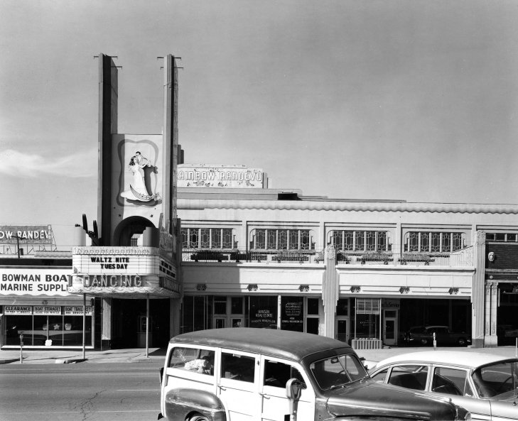 Rainbow Randevu Outside